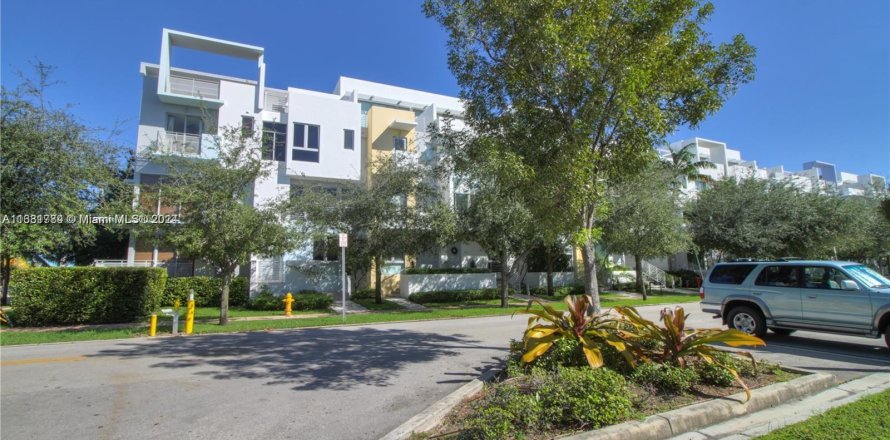 Townhouse in Miami Beach, Florida 3 bedrooms, 204.01 sq.m. № 1293990