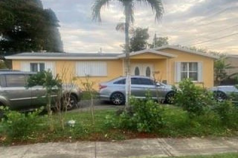 House in Sunrise, Florida 5 bedrooms, 198.63 sq.m. № 1050250 - photo 1