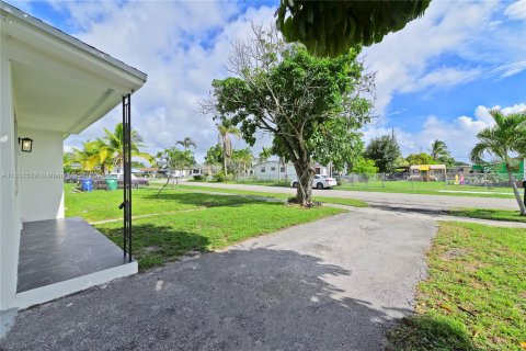 Casa en venta en Miami Gardens, Florida, 3 dormitorios, 90.77 m2 № 1347892 - foto 4