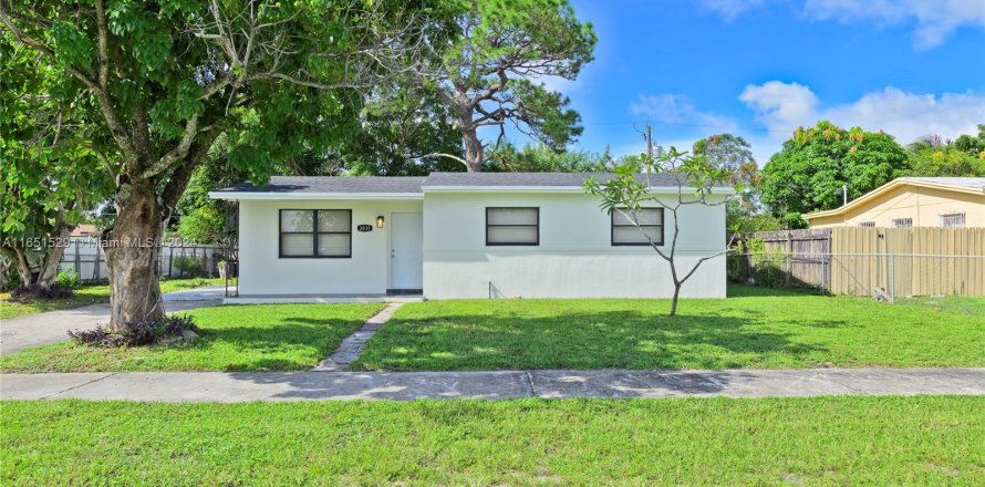 Villa ou maison à Miami Gardens, Floride 3 chambres, 90.77 m2 № 1347892