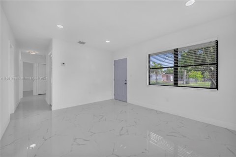 Casa en venta en Miami Gardens, Florida, 3 dormitorios, 90.77 m2 № 1347892 - foto 17