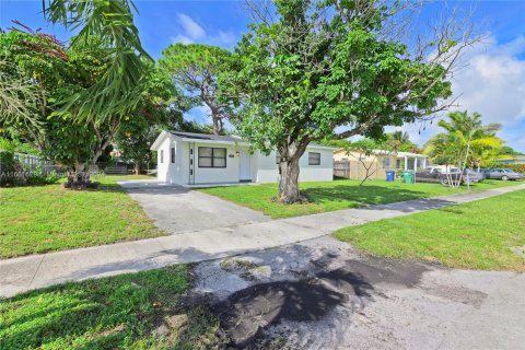 House in Miami Gardens, Florida 3 bedrooms, 90.77 sq.m. № 1347892 - photo 2