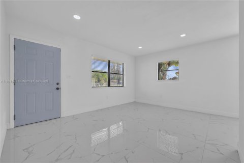 Casa en venta en Miami Gardens, Florida, 3 dormitorios, 90.77 m2 № 1347892 - foto 8