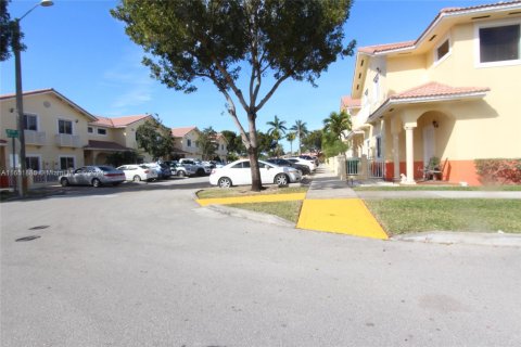 Townhouse in Hialeah, Florida 2 bedrooms, 106.84 sq.m. № 1347894 - photo 2