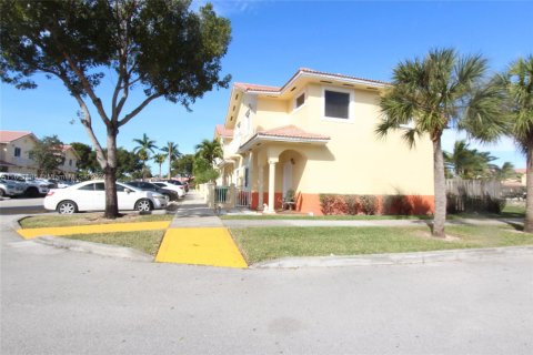 Townhouse in Hialeah, Florida 2 bedrooms, 106.84 sq.m. № 1347894 - photo 1