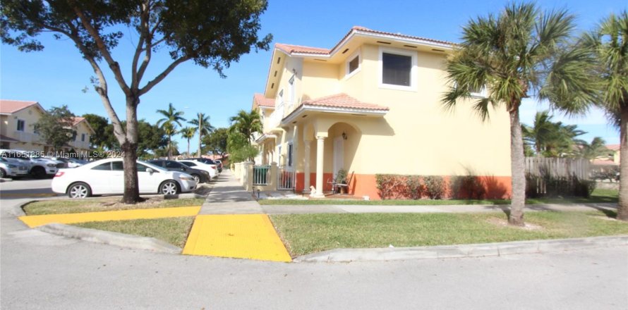 Townhouse in Hialeah, Florida 2 bedrooms, 106.84 sq.m. № 1347894