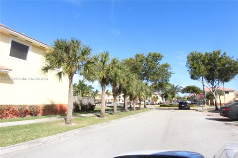 Townhouse in Hialeah, Florida 2 bedrooms, 106.84 sq.m. № 1347894 - photo 24