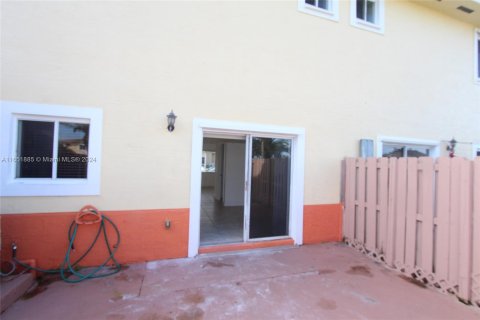 Townhouse in Hialeah, Florida 2 bedrooms, 106.84 sq.m. № 1347894 - photo 23