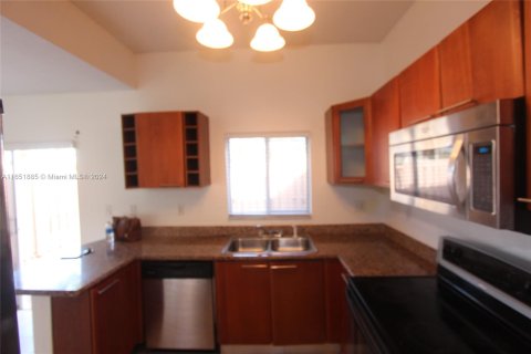 Townhouse in Hialeah, Florida 2 bedrooms, 106.84 sq.m. № 1347894 - photo 8