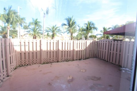 Townhouse in Hialeah, Florida 2 bedrooms, 106.84 sq.m. № 1347894 - photo 22