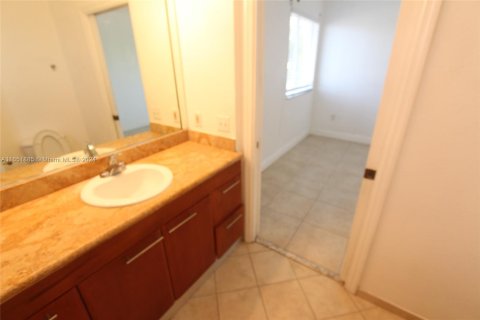 Townhouse in Hialeah, Florida 2 bedrooms, 106.84 sq.m. № 1347894 - photo 18