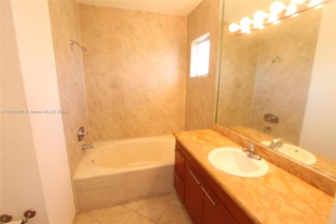 Townhouse in Hialeah, Florida 2 bedrooms, 106.84 sq.m. № 1347894 - photo 17