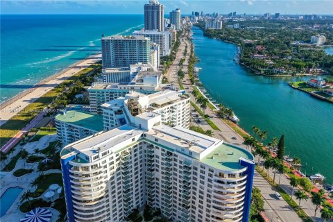 Condo in Miami Beach, Florida, 1 bedroom  № 1047348 - photo 2