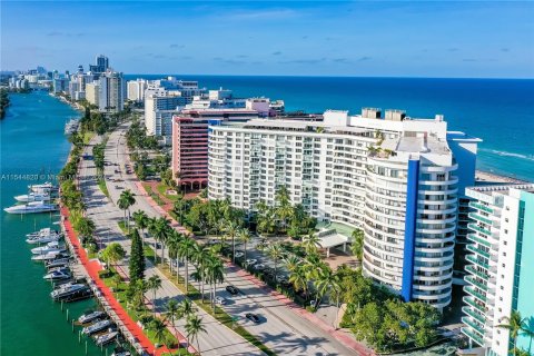 Condo in Miami Beach, Florida, 1 bedroom  № 1047348 - photo 11