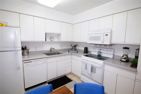 Condo in Miami Beach, Florida, 1 bedroom  № 1047348 - photo 8