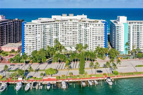 Condo in Miami Beach, Florida, 1 bedroom  № 1047348 - photo 1