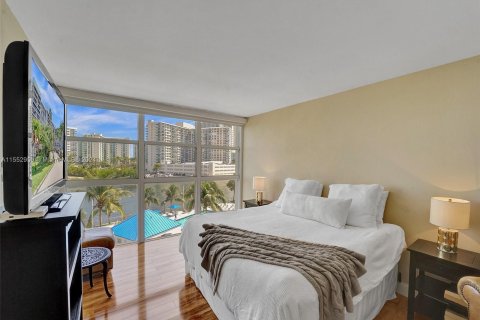 Condo in Hallandale Beach, Florida, 2 bedrooms  № 1073373 - photo 25