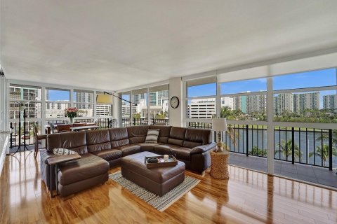 Copropriété à vendre à Hallandale Beach, Floride: 2 chambres, 132.85 m2 № 1073373 - photo 1