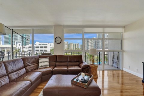 Condo in Hallandale Beach, Florida, 2 bedrooms  № 1073373 - photo 6