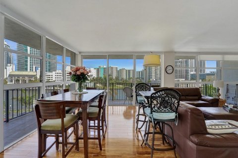 Condo in Hallandale Beach, Florida, 2 bedrooms  № 1073373 - photo 2