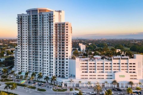 Condo in Hollywood, Florida, 2 bedrooms  № 1168339 - photo 1