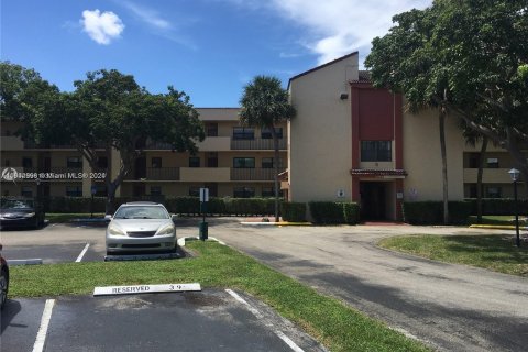 Condo in Miramar, Florida, 2 bedrooms  № 1325345 - photo 1