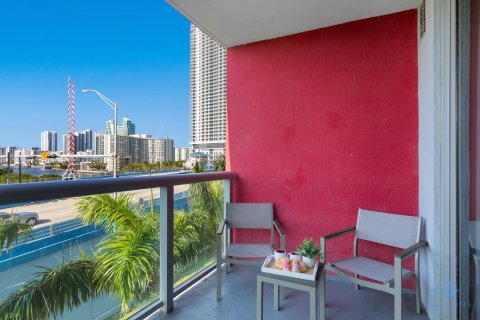 Condo in Hallandale Beach, Florida, 2 bedrooms  № 1240938 - photo 8