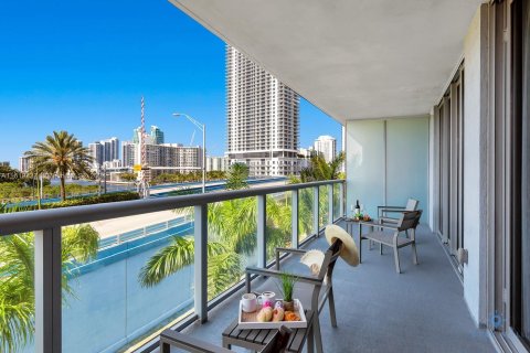 Condo in Hallandale Beach, Florida, 2 bedrooms  № 1240938 - photo 1