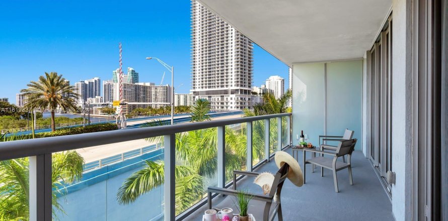 Condominio en Hallandale Beach, Florida, 2 dormitorios  № 1240938