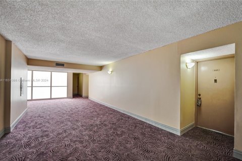 Condo in Hollywood, Florida, 1 bedroom  № 1294778 - photo 3