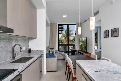 Condo in Miami Beach, Florida, 1 bedroom  № 1270739 - photo 17