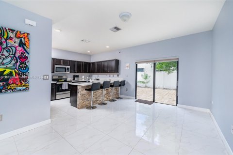 Adosado en venta en Hialeah, Florida, 3 dormitorios № 1270737 - foto 14