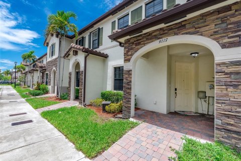 Touwnhouse à vendre à Hialeah, Floride: 3 chambres № 1270737 - photo 2