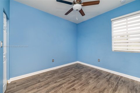 Townhouse in Hialeah, Florida 3 bedrooms № 1270737 - photo 25