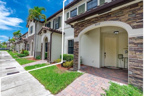 Touwnhouse à vendre à Hialeah, Floride: 3 chambres № 1270737 - photo 1