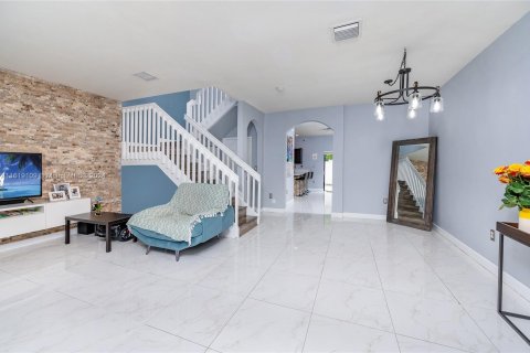 Townhouse in Hialeah, Florida 3 bedrooms № 1270737 - photo 9