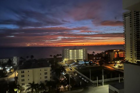 Condo in Hollywood, Florida, 2 bedrooms  № 1026948 - photo 1