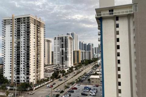 Condo in Hollywood, Florida, 2 bedrooms  № 1026948 - photo 21