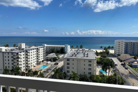 Condo in Hollywood, Florida, 2 bedrooms  № 1026948 - photo 23