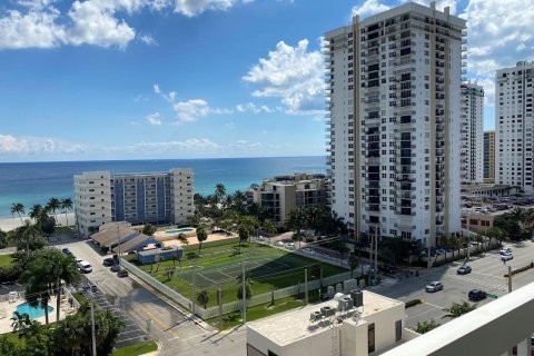 Condo in Hollywood, Florida, 2 bedrooms  № 1026948 - photo 22