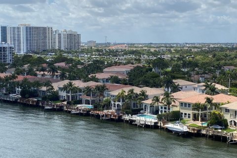 Condo in Hollywood, Florida, 2 bedrooms  № 1026948 - photo 27