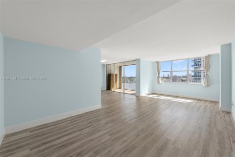 Condo in Miami Beach, Florida, 1 bedroom  № 1427501 - photo 2