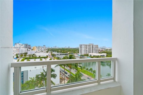 Condo in Miami Beach, Florida, 1 bedroom  № 1427501 - photo 10