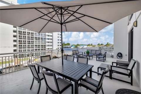 Condo in Fort Lauderdale, Florida, 3 bedrooms  № 1418214 - photo 21