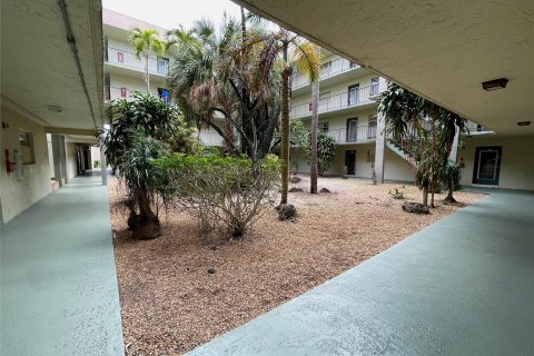 Condominio en venta en North Lauderdale, Florida, 2 dormitorios, 92.9 m2 № 1022273 - foto 14