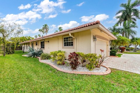 House in Coral Springs, Florida 4 bedrooms, 245.45 sq.m. № 1051281 - photo 1