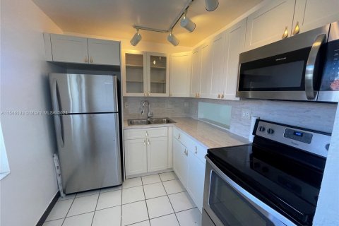 Condo in Miami Gardens, Florida, 2 bedrooms  № 1050767 - photo 2