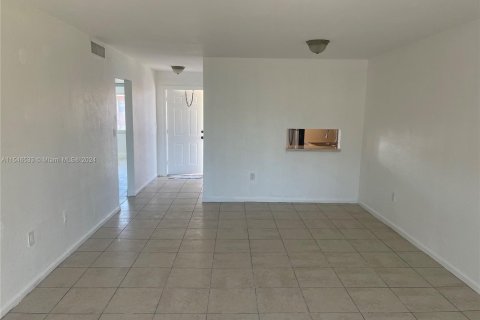 Condo in Miami Gardens, Florida, 2 bedrooms  № 1050767 - photo 5