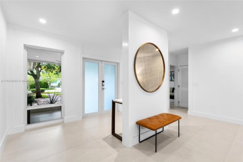 House in Miami Beach, Florida 4 bedrooms, 253.34 sq.m. № 1329349 - photo 6