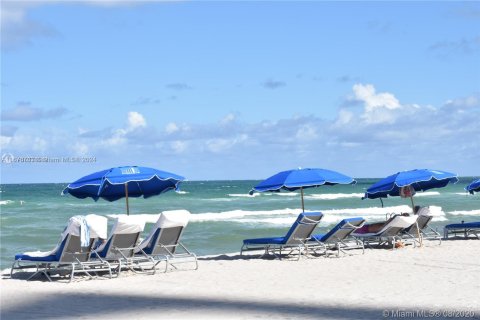 Condo in Sunny Isles Beach, Florida, 2 bedrooms  № 1401655 - photo 7